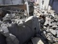 Palestino chora sobre os escombros de sua casa, destruída por ataques aéreos israelenses na Faixa de Gaza (Crédito: Ibraheem Abu Mustafa/Reuters)