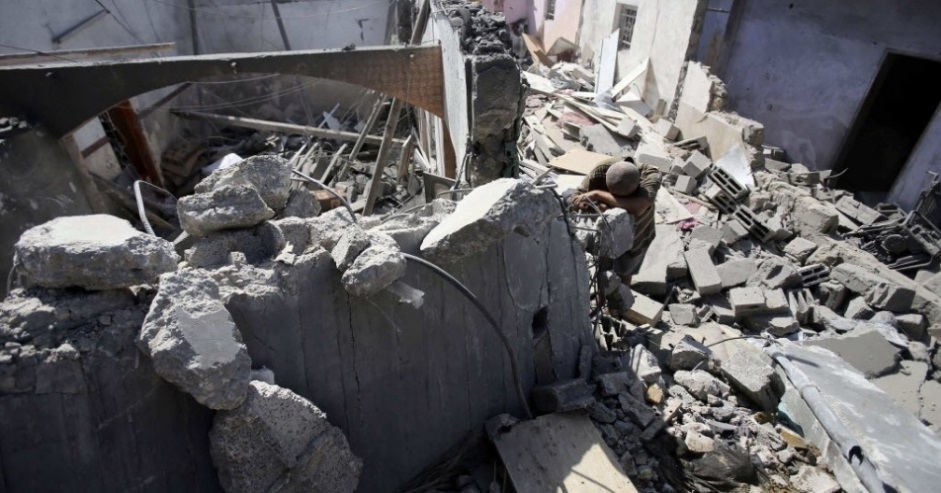 Palestino chora sobre os escombros de sua casa, destruída por ataques aéreos israelenses na Faixa de Gaza (Crédito: Ibraheem Abu Mustafa/Reuters)