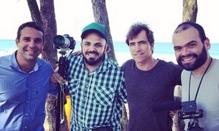 Percol, Marcelo Lyra e Alexandre Severo, mortos no acidente, posam com o surfista Carlos Burle (no centro, de camiseta escura). Crédito: Reprodução