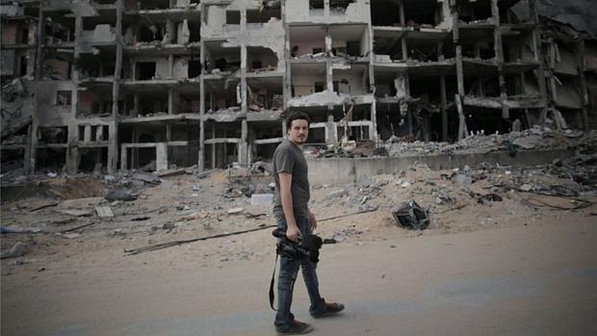 O videojornalista Simone Camilli, da agência Associated Press, na Faixa de Gaza (Khalil Hamra/AP)
