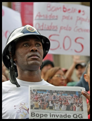 Bombeiro chorando durante o movimento grevista (Foto: Reprodução http://coronelsaintclair.blogspot.com.br/)