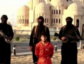 Membros do Estado Islâmico antes da execução de sequestrado (Foto: Reprodução internet)