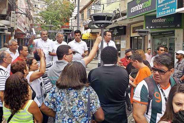 Radialistas do Sistema Sul Fluminense fizeram protesto deixando três emissoras fora do ar (Foto:  Divulgação/O Dia)