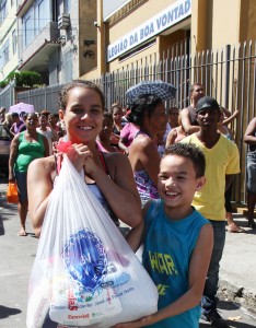 Distribuição de alimentos na sede da LBV no Rio aconteceu no último dia 17 (Crédito: Bruna de Jesus/LBV)