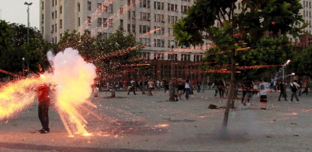 Santiago Andrade no momento em que é atingido por um explosivo (Foto de Domingos Peixoto / O Globo)