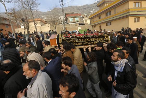 Velório de Hatami atraiu centenas de pessoas emocionadas. Jornalista morreu em atento reivindicado pelo grupo Talibã (Crédito: Reuters)