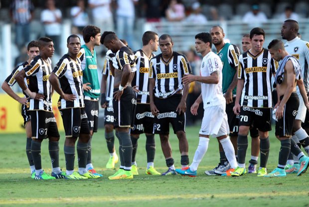 Botafogo e Santos em partida no estádio da Vila Belmiro, em Santos(SP)