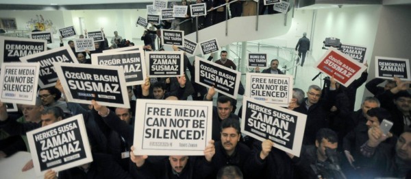 Centenas de pessoas protestam em frente ao jornal <i>Zaman</>