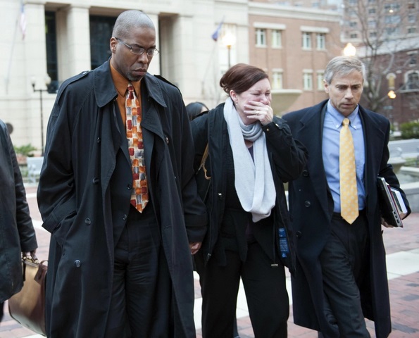 O ex-agente da CIA Jeffrey Sterling, à esquerda, deixa o tribunal com sua esposa Holly, centro, e o advogado  (Kevin Lobo / AP)