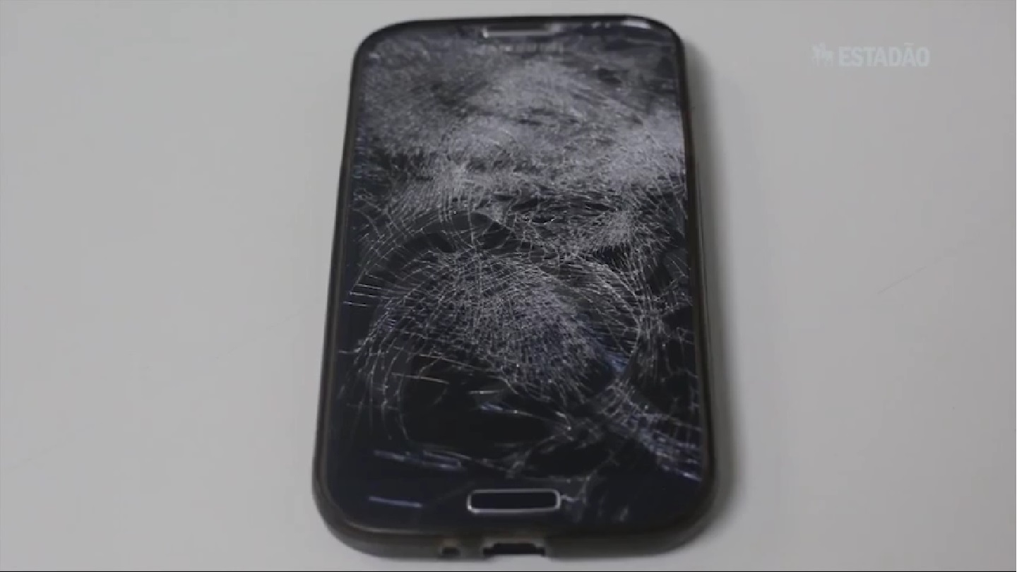 Smartphone de Fernando Otto, atingido por uma bala de borracha. Graças ao aparelho, o repórter não se feriu (Crédito: Reprodução/Estadão)