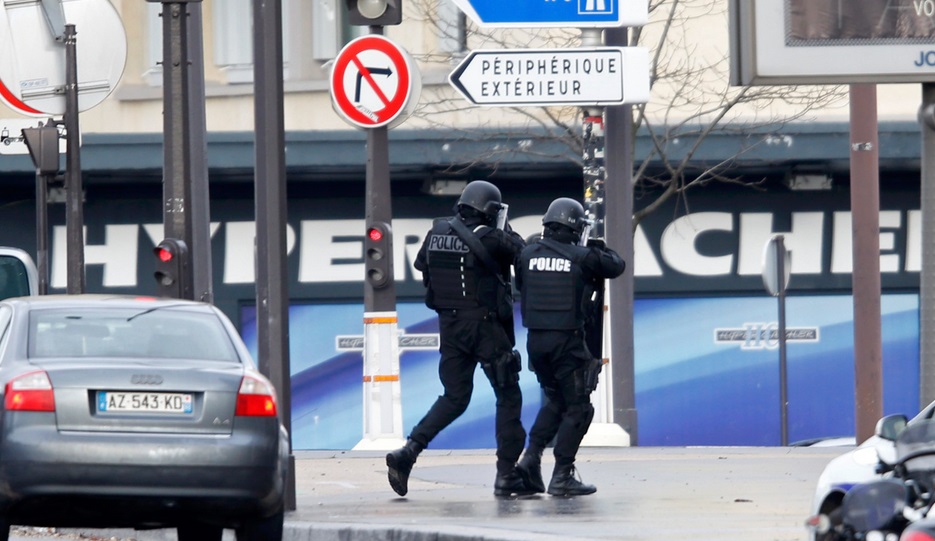 Policiais antes da invasão ao mercado Hyper Cacher, em Paris (Foto: Francois Mori/AP)