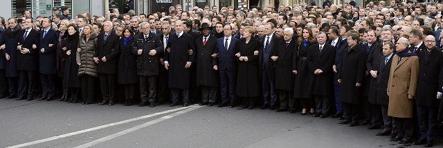 Líderes mundiais na caminhada contra o terror(Foto: O presidente francês François Hollande e a chanceler alemã Angela Merkel comandam a marcha dos líderes mundiais contra o terror (Foto: Michel Euler/ AP)