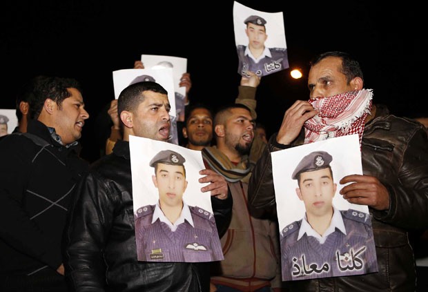 Jordanianos fazem protesto pela libertação do piloto Maaz al-Kassasbeh (Foto: Raad Adayleh/AP)