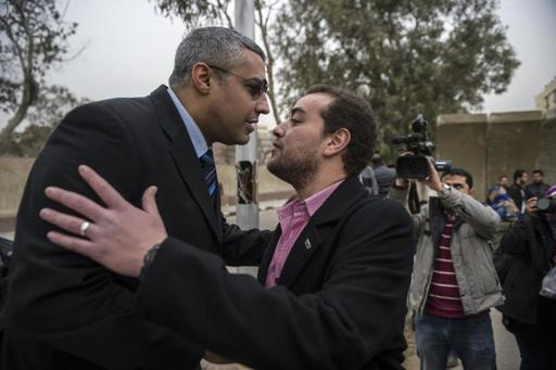Mohamed Fahmy (e) e Mohamed Baher (d) chegam ao julgamento (Crédito: Khaled Desouki/AFP)