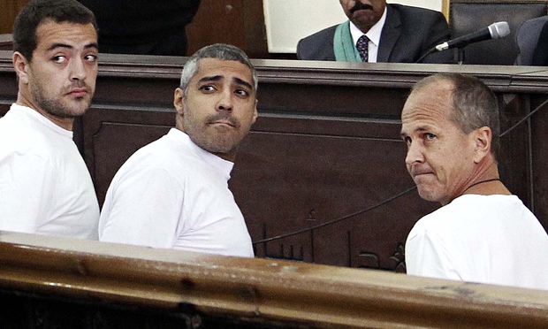 Baher Mohamed (e.), Mohamed Fahmy (c.), e Peter Greste (d.), durante o julgamento em 2014 (Crédito: AFP) 