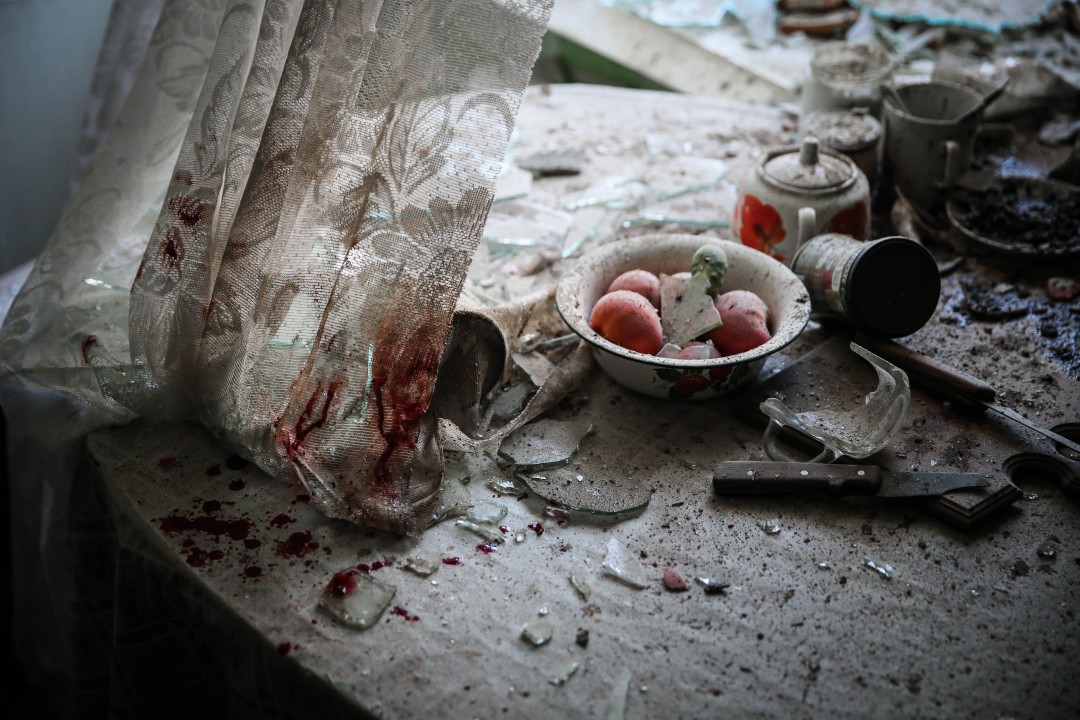 Fotógrafo Sergei Ilnitsky, da European Press Agency, venceu com a imagem de uma casa atingida pelos bombardeios de Donetsk, na Ucrânia