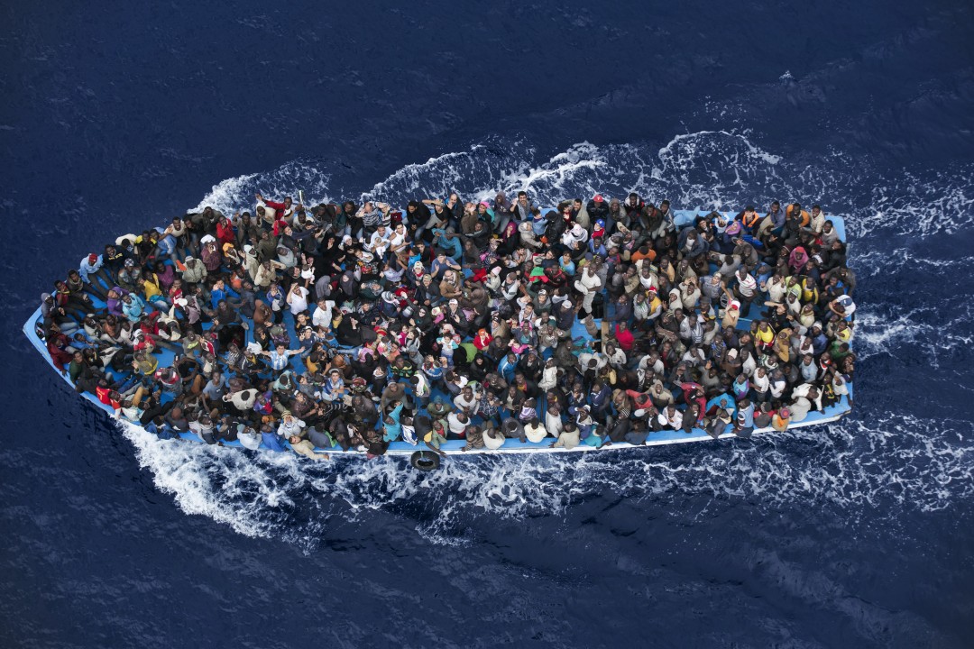 Foto de Massimo Sestini, publicada na revista Times, da mostra refugiados sendo resgatados de um navio naufragando entre a Itália e a Líbia
