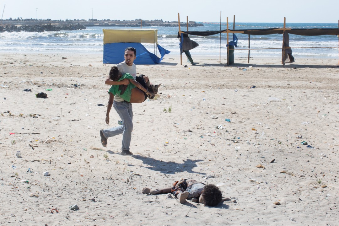 Ataque israelense a uma praia em Gaza (Crédito: Tyler Hicks/The New York Times)