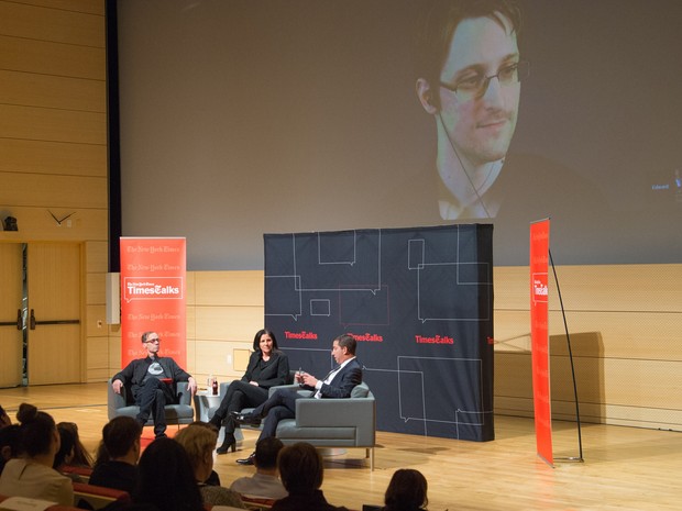 Painel que discutiu filme sobre Edward Snowden (Foto: Mark Sagliocco//AFP)