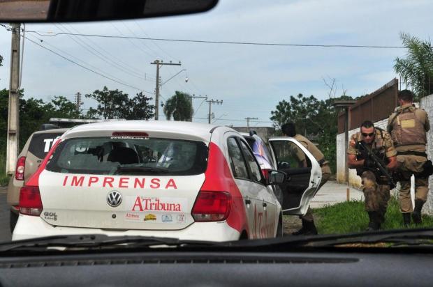 Carros de reportagem são atingidos por tiros e pedradas em Criciúma (Crédito: Ulisses Job /Diário Catarinense)