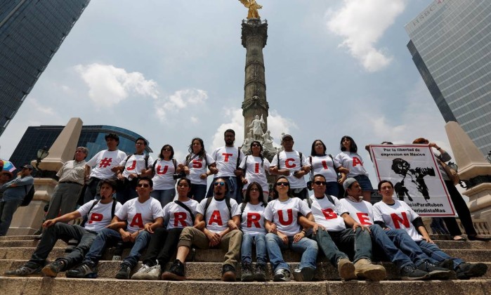 Jornalistas e escritores protestam contra mortes de jornalistas no México (Foto: Tomas Bravo / Reuters) 