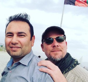 David Gilkey, à direita, e o tradutor afegão Zabihullah Tamanna