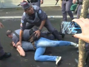Policial prende uma mulher durante a manifestação do MTST