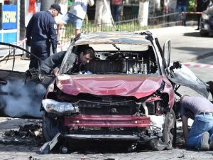 Polícia investiga um automóvel que explodiu e causou a morte de um jornalista no centro de Kiev, Belarus (Foto: Sergei Supinsky/AFP)