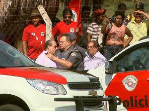 Major da PM segura jornalista pelo pescoço durante operação de reintegração de posse em SP