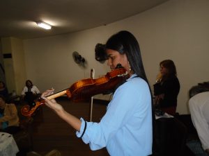 A violinista Mariana Doralina tocou Xodó, de Dominguinhos