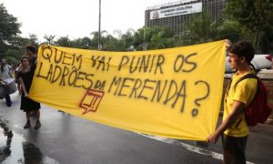 Protesto em frente à Assembleia Legislativa de São Paulo para investigar a máfia da merenda. Foto: Arquivo/Agência O Globo