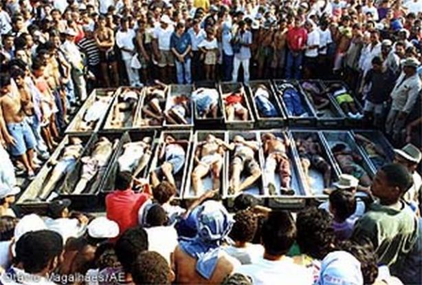 ARQUIVO 31/12/93 - CRIMINALIDADE - BRASIL - RIO DE JANEIRO - (1993 - IMAGENS DO ANO - CHACINA DE VIGARIO GERAL ) - FOTO: OTAVIO MAGALHAES/AE