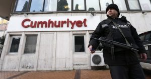 14jan2015-policiais-fazem-guarda-em-frente-ao-jornal-cumhuriyet-em-istambul-na-turquia-o-jornal-divulgou-nesta-quarta-feira-14-trechos-da-primeira-edicao-da-revista-francesa-charlie-hebdo-ap