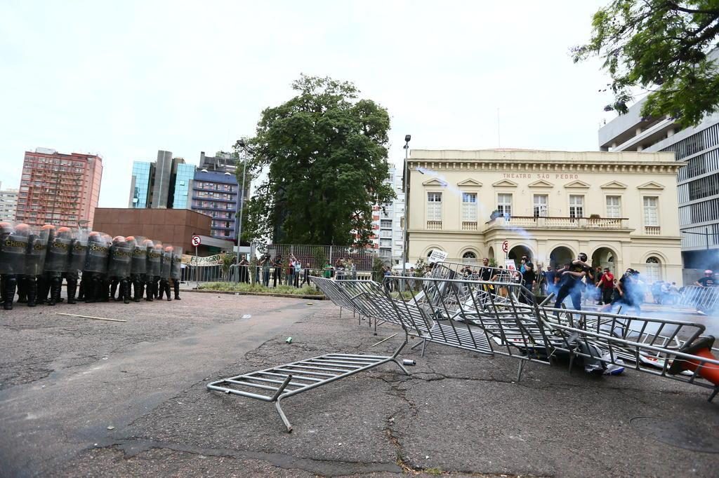 Manifestantes derrubam os gradis e entram em confronto com os soldados da Brigada Militar. Foto: RBS