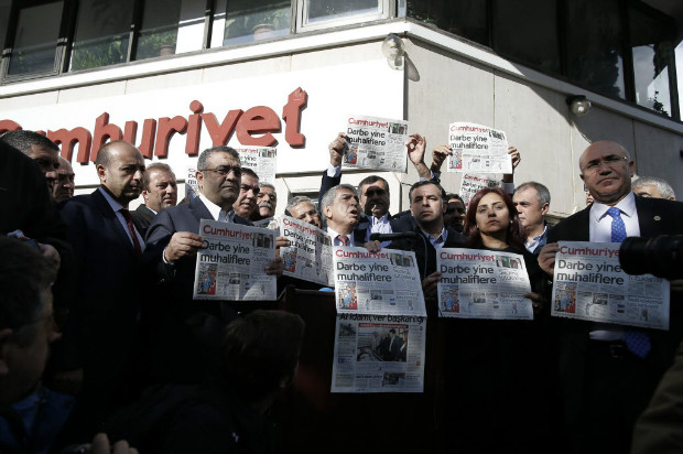 Jornalistas e advogados protestam contra a prisão do editor do jornal "Cumhurriyet", Murat Sabuncu. Foto: AP