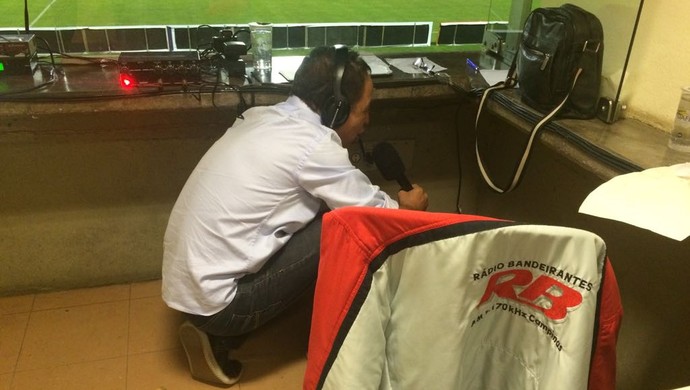 Carlos Batista, narrador da Rádio Bandeirantes, agachado no estádio em Sorocaba (Foto: Arquivo Pessoal/ Carlos Batista)