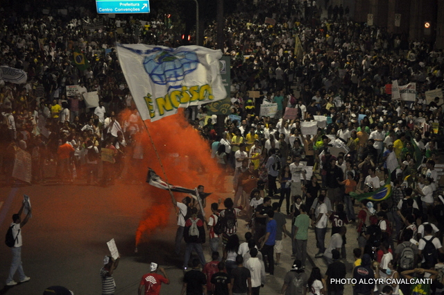 Manifestantes concentrados próximos à Prefeitura do Rio de Janeiro. (Crédito: Alcyr Cavalcanti)