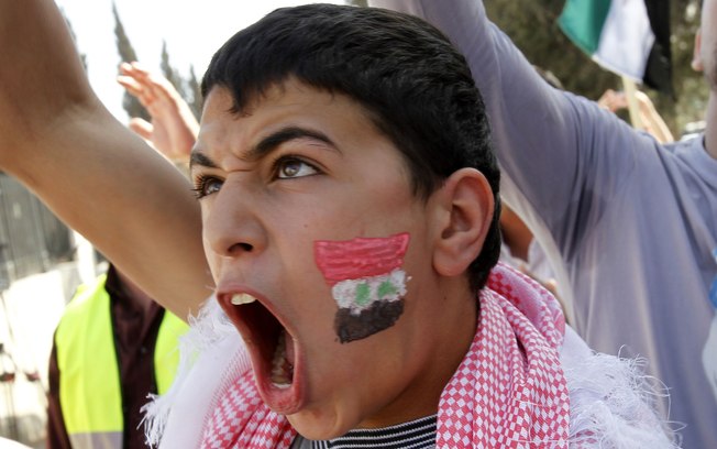 Na Jordânia, manifestantes protestam em frente à sede da ONU contra o regime sírio (Crédito: Reuters).