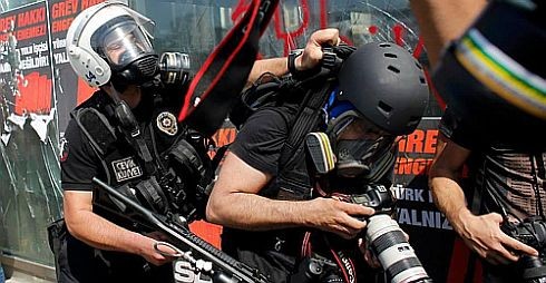 Policial detém fotógrafo durante protestos em Instambul. (Crédito: BIA News Desk)