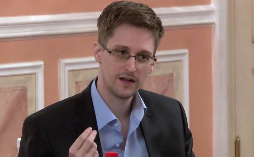 Snowden diz estar disposto a colaborar com as investigações do caso de espionagem em troca de asilo permanente no Brasil (Crédito: Associated Press)