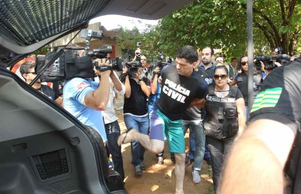 Tiago chutou um fotógrafo ao ser transferido para presídio (Foto: Mantovani Fernandes/O Popular)