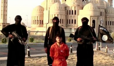 Membros do Estado Islâmico antes da execução de sequestrado (Foto: Reprodução internet)